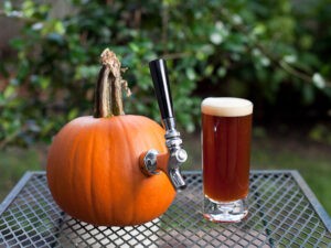 Lee más sobre el artículo Vuelve la reina de las cervezas otoñales: la Pumpkin Ale, cerveza de calabaza