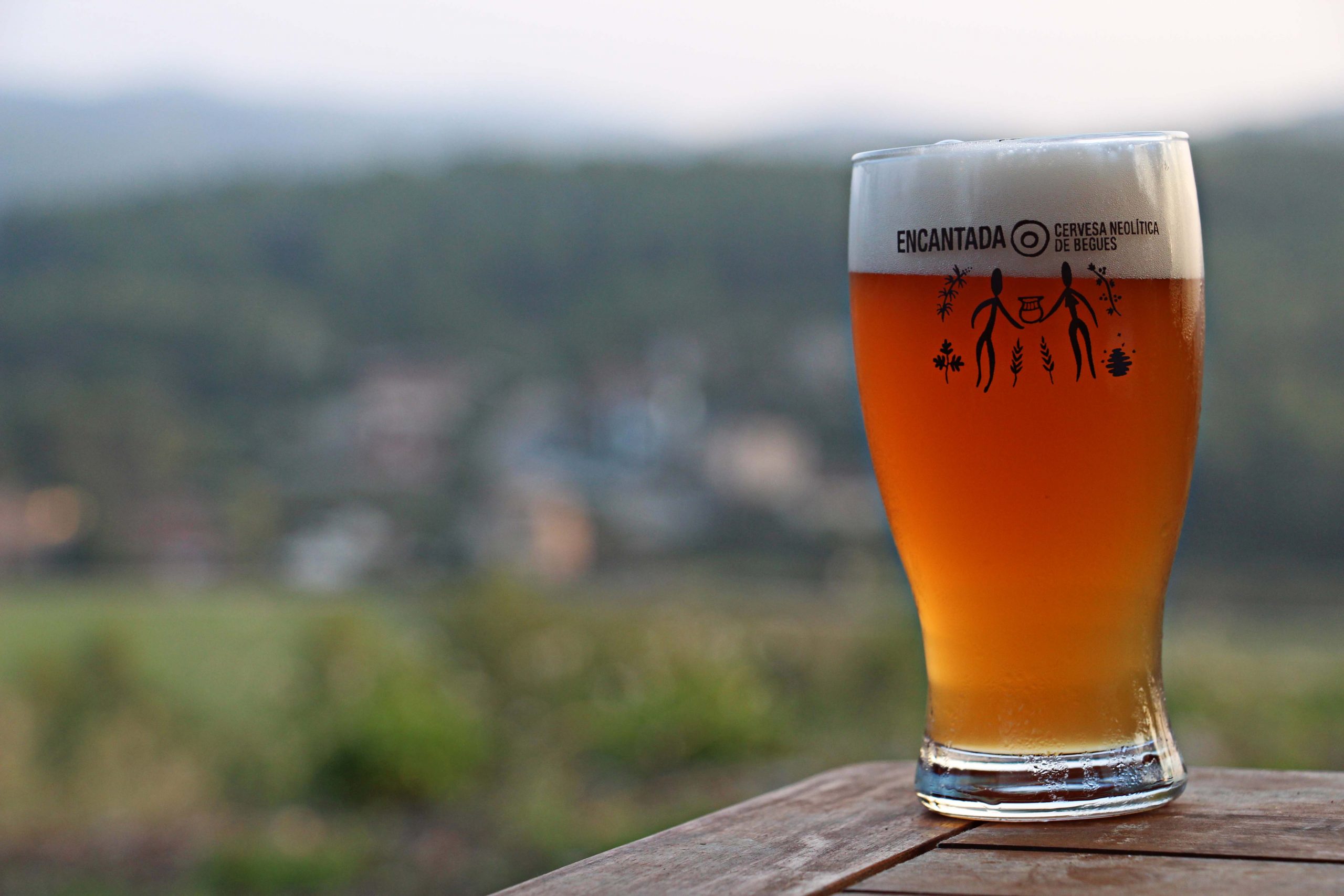 En este momento estás viendo La cerveza neolítica Encantada enamora a su pueblo natal: Begues